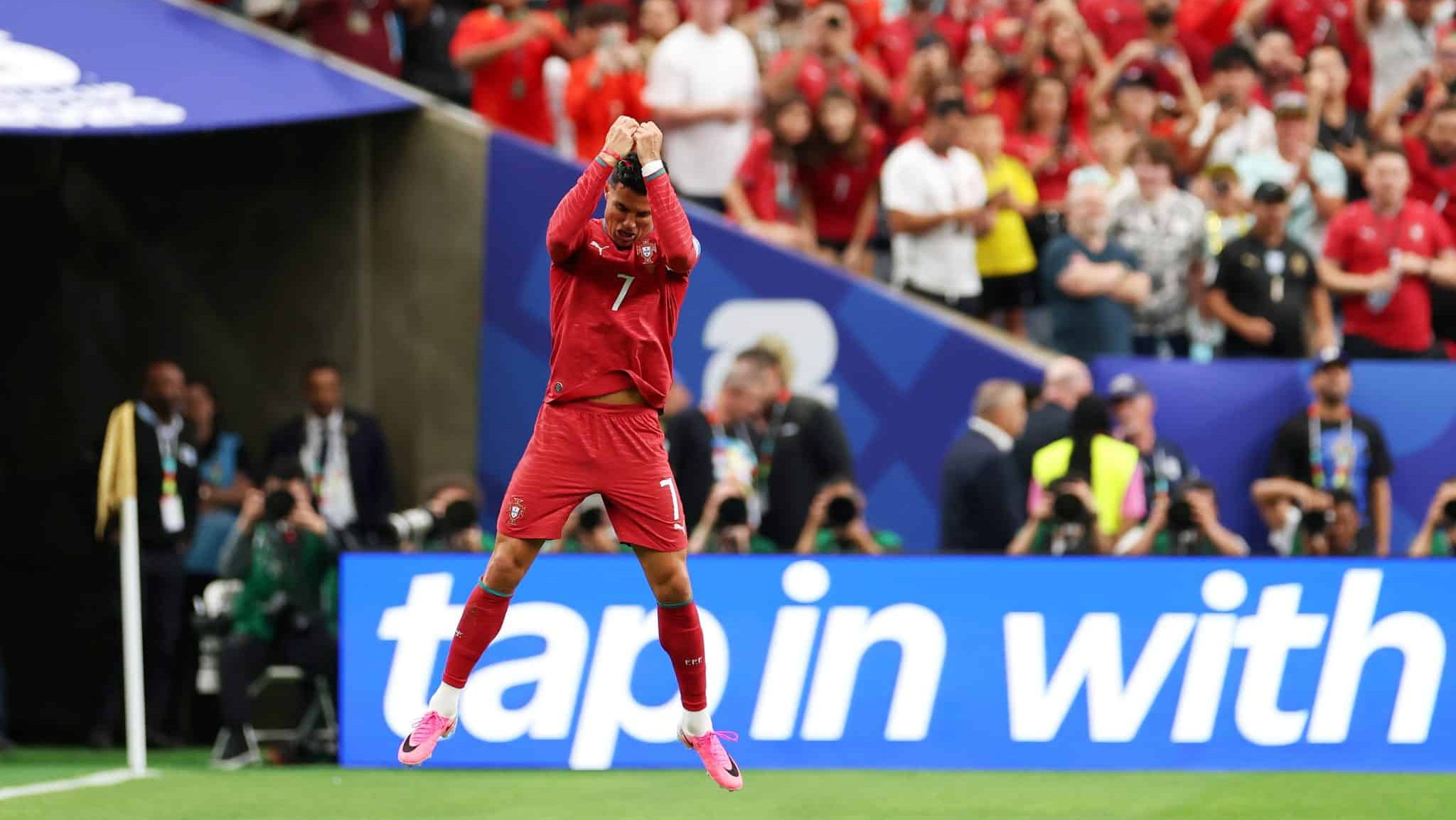 cristiano ronaldo comemorando gol portugal
