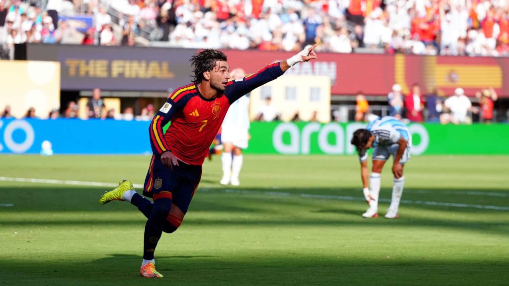 Ferran Torres comemora o gol do título