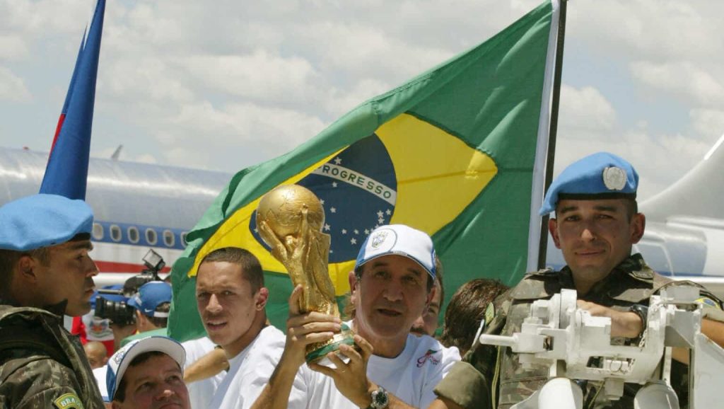Parreira com a taça da Copa