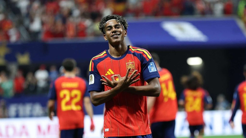 Lamine Yamal comemora gol