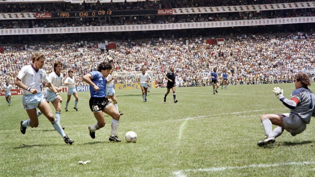 Maradona dribla Peter Shilton para marcar um gol antológico na Copa de 1986