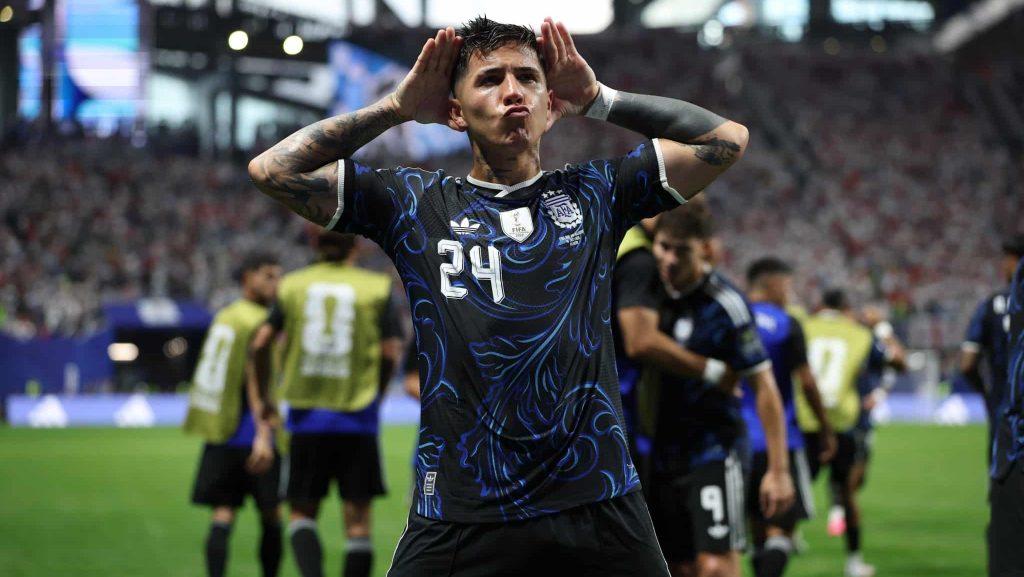 Enzo Fernández em ação pela Argentina contra a Inglaterra