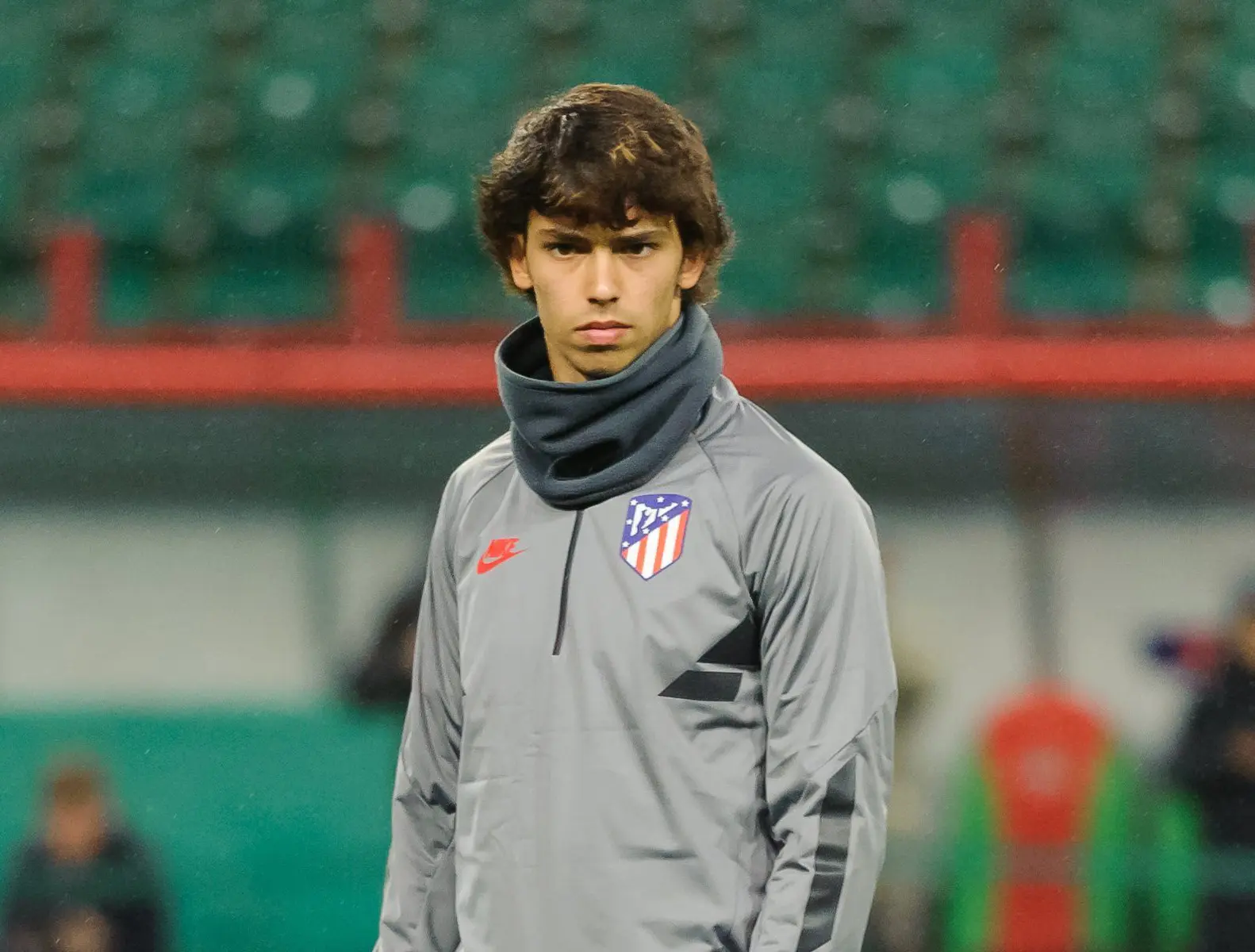 Retrato de João Félix usando agasalho de treino do Atlético de Madrid.