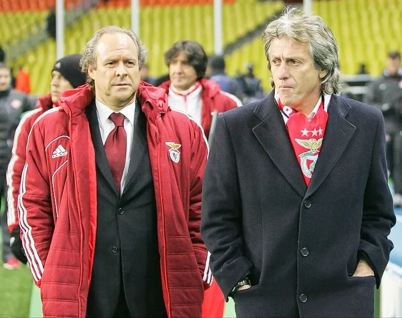 António Carraça e Jorge Jesus lado a lado durante um jogo.