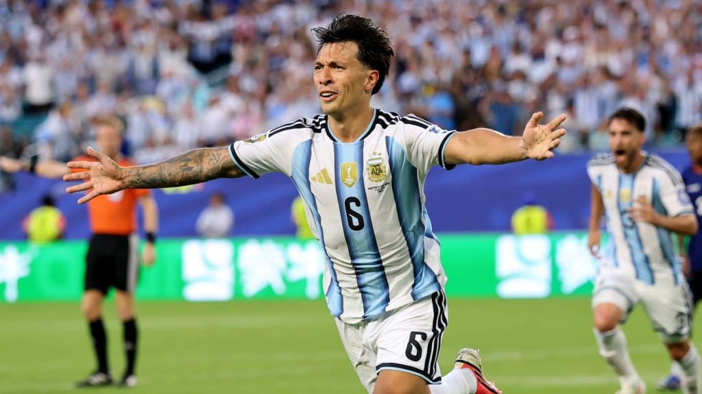 Lisandro Martínez em ação pela Argentina