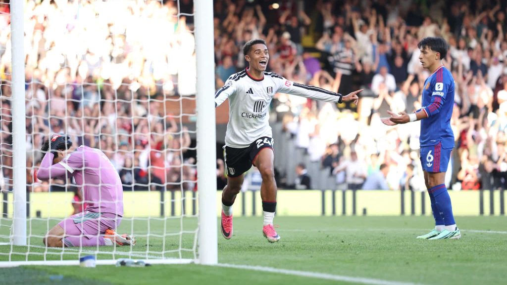 Gol contra de Lisandro Martínez em Fulham x Manchester United