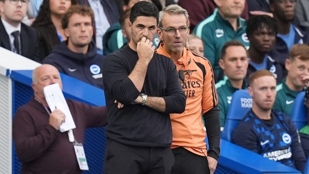 Mikel Arteta na beira do campo em Brighton x Arsenal