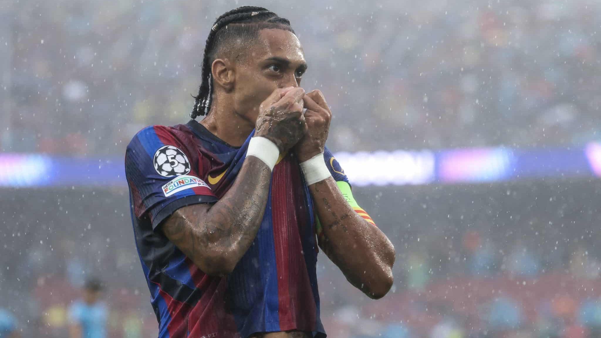 Raphinha em ação pelo Barcelona contra o Feyenoord, pela Champions League