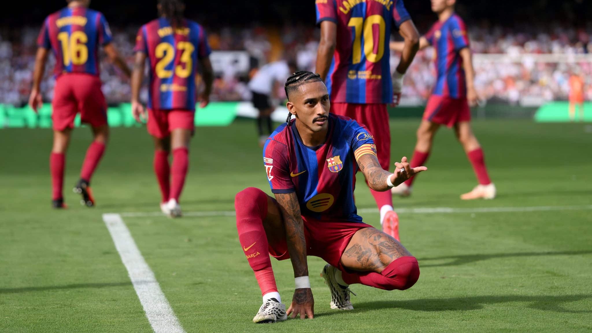 Raphinha comemorando gol pelo Barcelona contra o Valencia