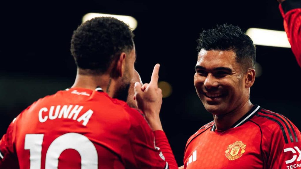 Matheus Cunha e Casemiro comemorando gol na vitória do United contra o Brighton