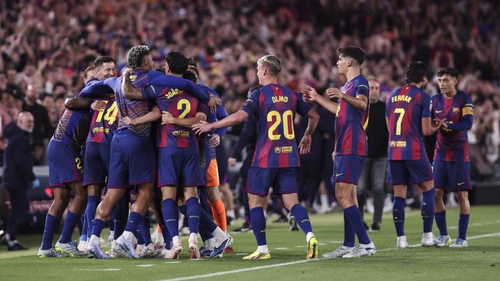 Jogadores do Barcelona comemoram gol sobre o Real Madrid