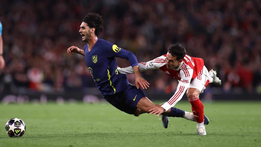 Zubimendi derruba o volante Johnny no jogo entre Arsenal e Atlético de Madrid