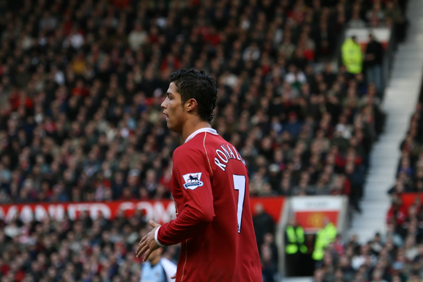 Cristiano Ronaldo com a camisola do Manchester United num estádio com adeptos.